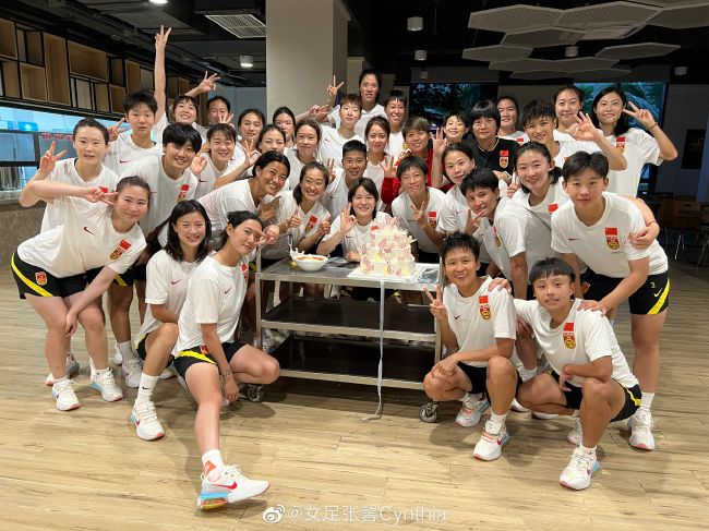 宋婉婷也站起身，笑道：走，我送你出去。